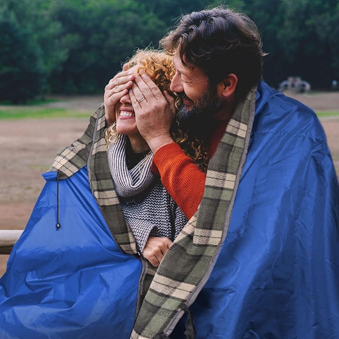 DUKUSEEK Outdoor Stadium Blankets with Hood, Fleece Blankets, Quilted, Extra Thick Fleece, Warm, Windproof, Sandproof, Includes Stuff Sack, Shoulder Strap