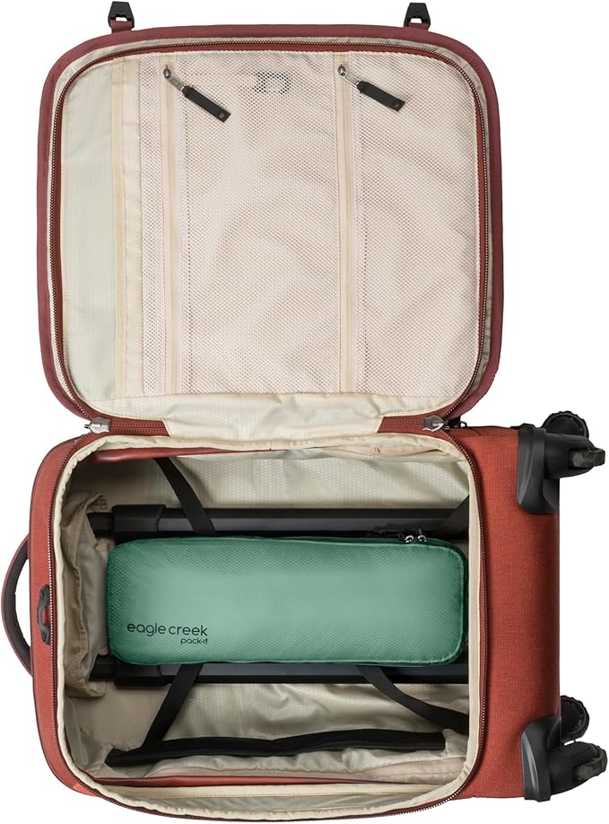 Eagle Creek Pack-It Isolate Slim Cube - Compact Travel Organizer for Versatile Packing of Small Items - Angled Zipper Opening - Eco-Friendly - Convenient Top Handle - Medium - Willow Green