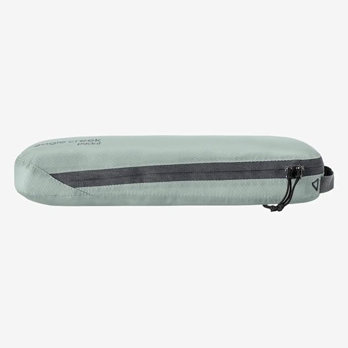 eagle creek Pack-It Isolate Slim Cube - Compact Travel Organizer for Versatile Packing of Small Items - Angled Zipper Opening - Eco-Friendly - Convenient Top Handle - Medium - Storm Grey