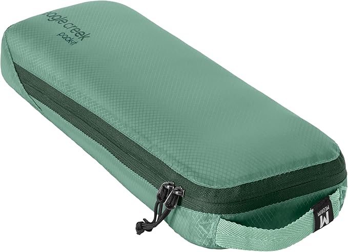 Eagle Creek Pack-It Isolate Slim Cube - Compact Travel Organizer for Versatile Packing of Small Items - Angled Zipper Opening - Eco-Friendly - Convenient Top Handle - Medium - Willow Green
