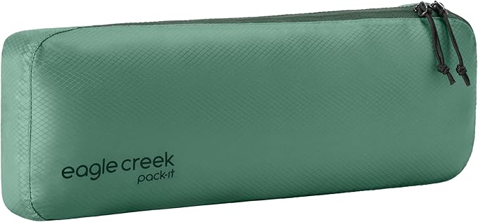 Eagle Creek Pack-It Isolate Slim Cube - Compact Travel Organizer for Versatile Packing of Small Items - Angled Zipper Opening - Eco-Friendly - Convenient Top Handle - Medium - Willow Green