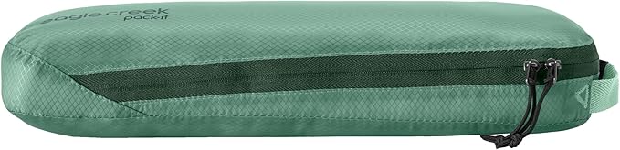Eagle Creek Pack-It Isolate Slim Cube - Compact Travel Organizer for Versatile Packing of Small Items - Angled Zipper Opening - Eco-Friendly - Convenient Top Handle - Medium - Willow Green