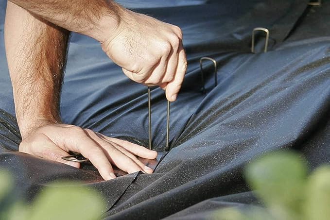 AAGUT 6 Inch 100 Pack Black Landscape Staples Tent Stakes 11 Gauge Heavy Duty Yard Stakes for Decoration Weed Barrier Fabric Ground Cover Irrigation Tubing Soaker Hose Chicken Wire