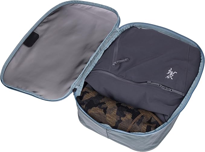 Thule Packing Cube, Size Medium, Transparent Fabric, Organize Shirts, Pants, Sweaters, Easy to Pack