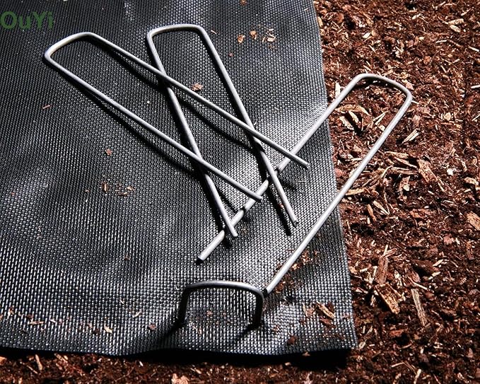 AAGUT 6 Inch 100 Pack Black Landscape Staples Tent Stakes 11 Gauge Heavy Duty Yard Stakes for Decoration Weed Barrier Fabric Ground Cover Irrigation Tubing Soaker Hose Chicken Wire