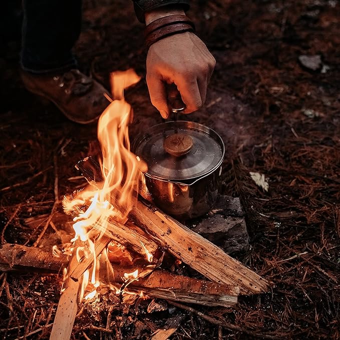 Überleben | Kessel Camp Kettle – 37 fl oz (1.1L) Camping Pot with Locking Lid, Hanger & Canvas Bag – Bushcraft Coffee & Tea Kettle, Outdoor Cooking Camping Essentials